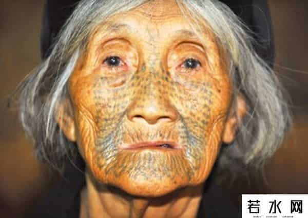 独龙族纹面女