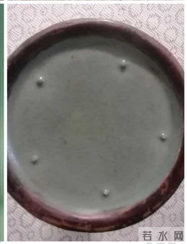 北京故宫传世汝窑卷口洗一件口沿处呈现：色青带粉红