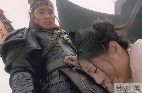 她是梁山第一女将，亲手杀了自己的丈夫，武松敬她，宋江却怕她