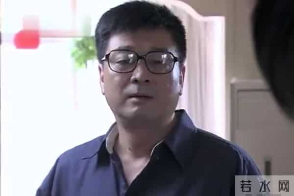 他出身京剧世家，却娶单身妈妈为妻，没有亲生孩子也过得幸福不已