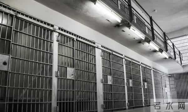 中国第一监狱，关的几乎全是高官，为防止泄密，牢房内有特殊布置