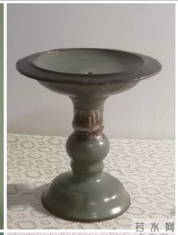 北京故宫传世汝窑卷口洗一件口沿处呈现：色青带粉红