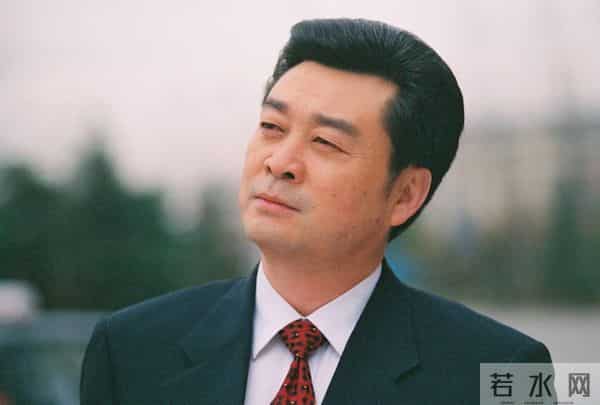 他出身京剧世家，却娶单身妈妈为妻，没有亲生孩子也过得幸福不已