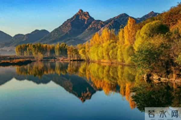 “碧水环山悄入画，风吹两岸浪淘沙。”