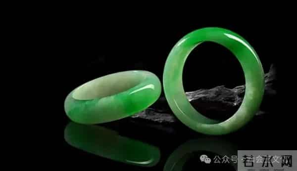 翡翠手镯的正确佩戴方法