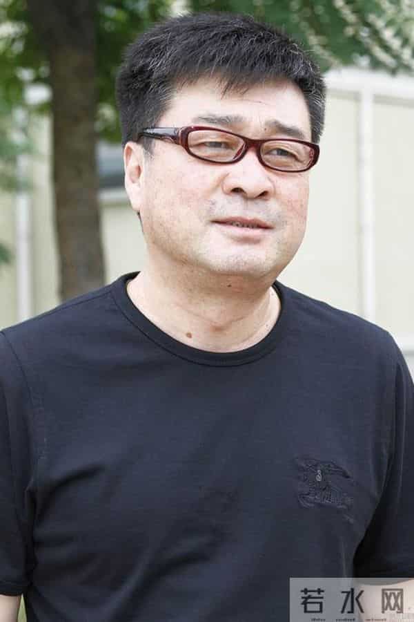 他出身京剧世家，却娶单身妈妈为妻，没有亲生孩子也过得幸福不已