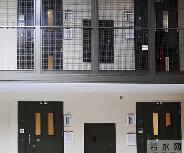 中国第一监狱，关的几乎全是高官，为防止泄密，牢房内有特殊布置