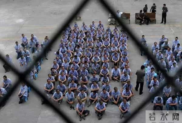 中国第一监狱，关的几乎全是高官，为防止泄密，牢房内有特殊布置