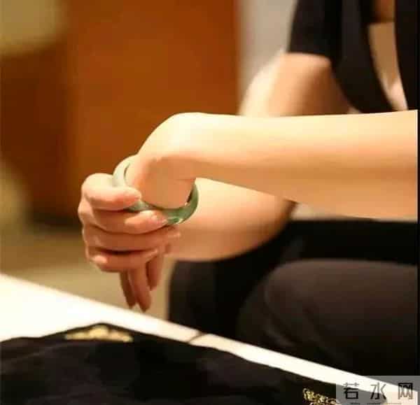 翡翠手镯的正确佩戴方法