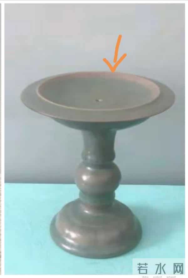 北京故宫传世汝窑卷口洗一件口沿处呈现：色青带粉红