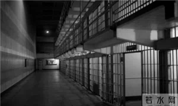 中国第一监狱，关的几乎全是高官，为防止泄密，牢房内有特殊布置