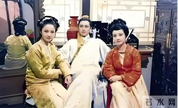 秋纹一句话道出平儿袭人凤姐的大秘密，原来宝钗早就想借刀杀人