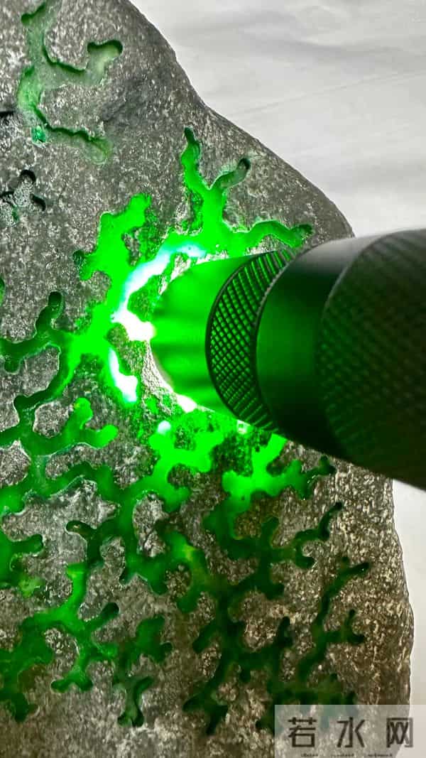 3.3公斤的“石头”里，藏着能照亮整个房间的帝王绿