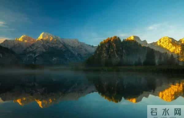 “碧水环山悄入画，风吹两岸浪淘沙。”