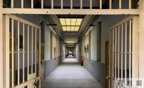 中国第一监狱，关的几乎全是高官，为防止泄密，牢房内有特殊布置
