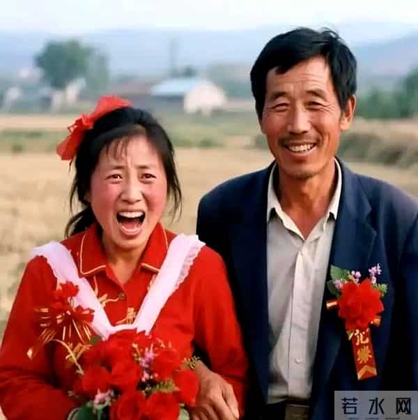 湖南46岁光棍捡疯女人回家，4年连生4个娃，妻子清醒后，一排军车