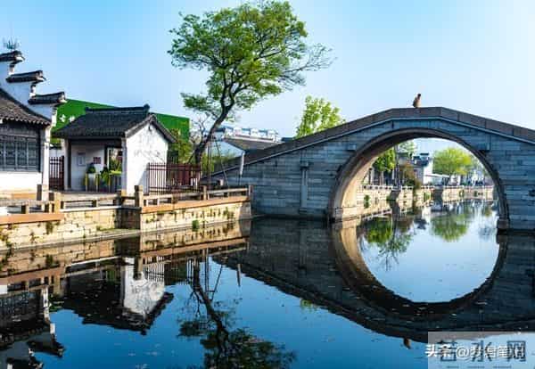 枯叶层叠寄信笺，霜色漫悠寒苍穹；年轮圈刻忆往昔 离情绵绵托鸿雁