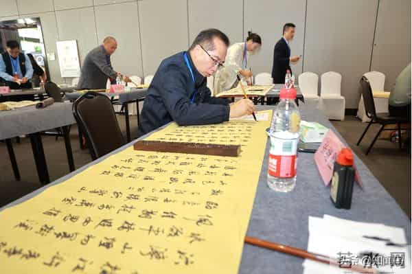 广州从化百米书法长卷现场创作大会在荔博园圆满举办