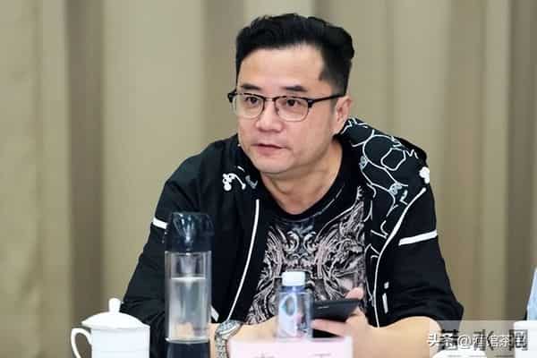 沪剧知名演员华雯，嫁滑稽名家秦雷生一女，26岁女儿长得真像她