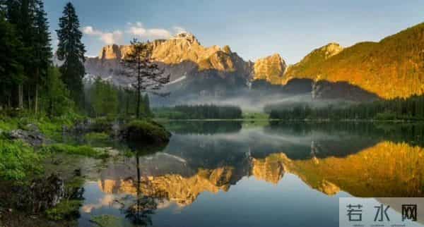 “碧水环山悄入画，风吹两岸浪淘沙。”