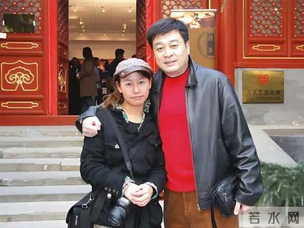 他出身京剧世家，却娶单身妈妈为妻，没有亲生孩子也过得幸福不已