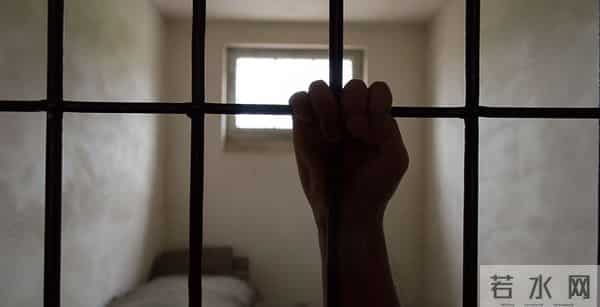 中国第一监狱，关的几乎全是高官，为防止泄密，牢房内有特殊布置