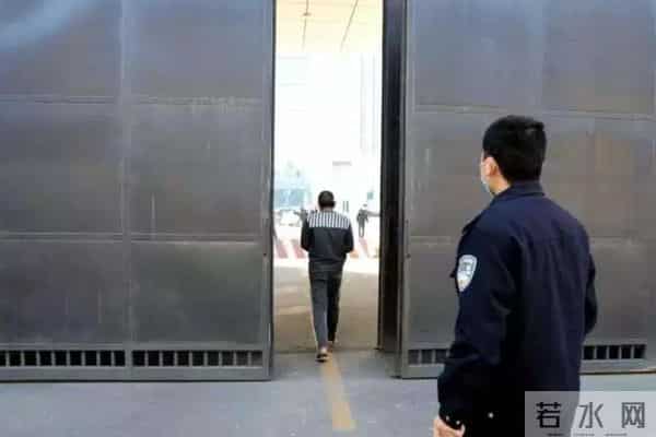 中国第一监狱，关的几乎全是高官，为防止泄密，牢房内有特殊布置