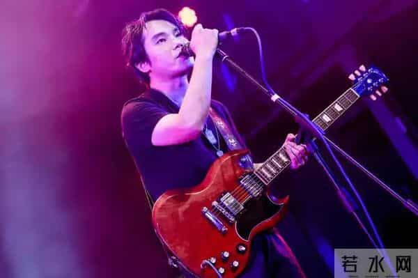 用一个“假名字”演了一辈子戏，娶了世界冠军，晚年只剩窗前孤影