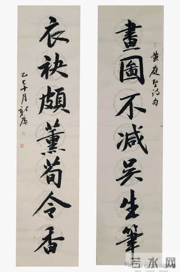 看这些楹联作品，能够理解书法人对古文化传统的执着