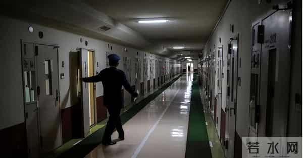 中国第一监狱，关的几乎全是高官，为防止泄密，牢房内有特殊布置