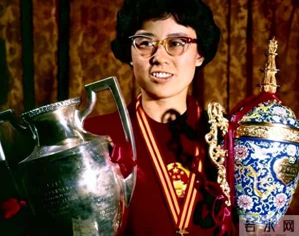 用一个“假名字”演了一辈子戏，娶了世界冠军，晚年只剩窗前孤影