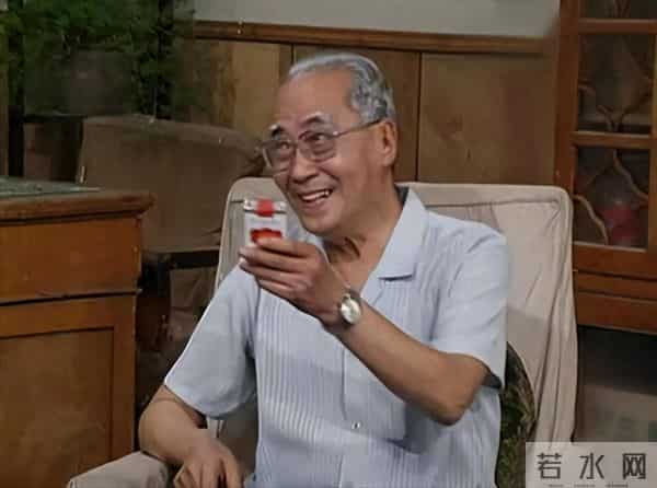 用一个“假名字”演了一辈子戏，娶了世界冠军，晚年只剩窗前孤影