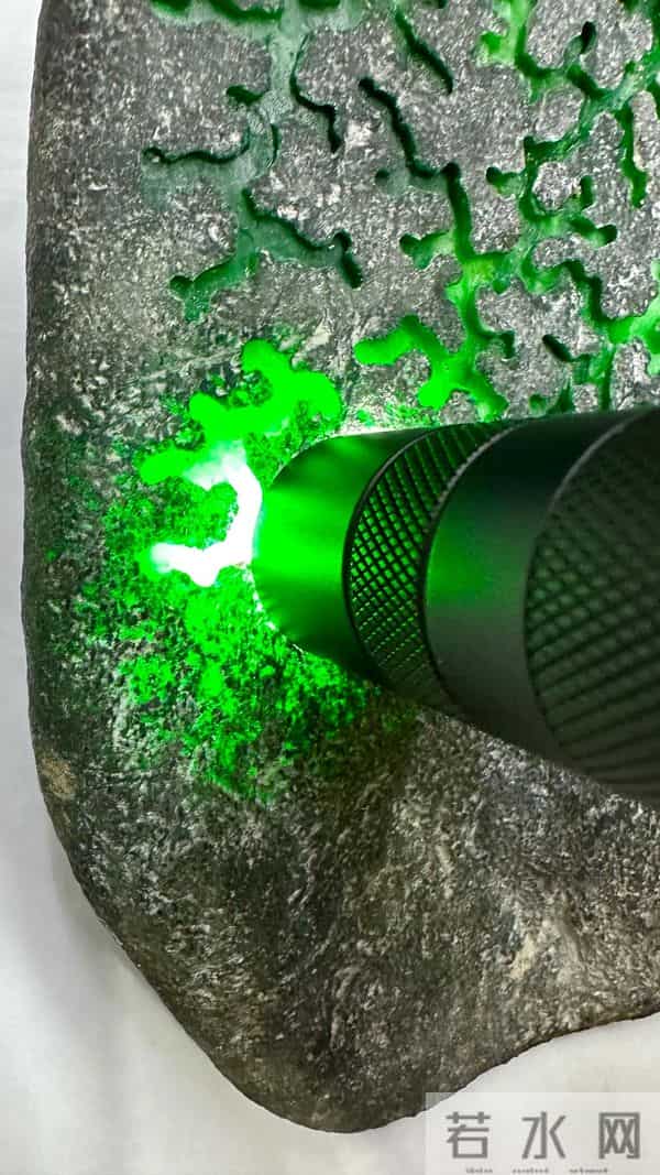 3.3公斤的“石头”里，藏着能照亮整个房间的帝王绿