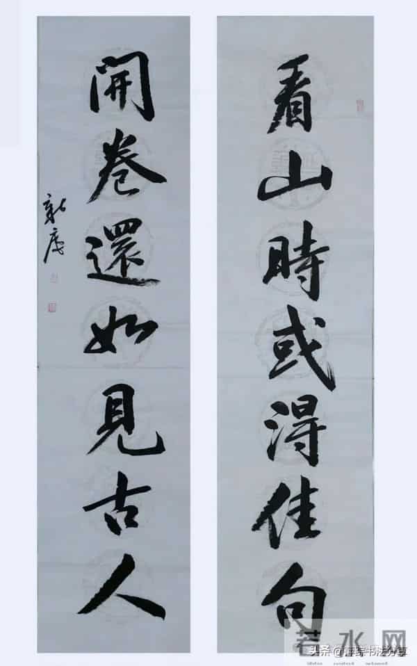 看这些楹联作品，能够理解书法人对古文化传统的执着