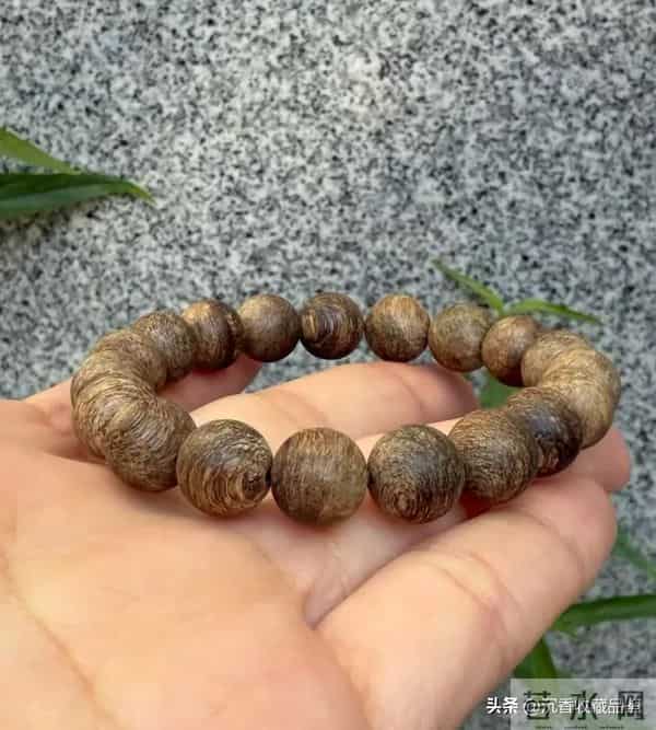 沉香佩戴无需“硬规矩”：左右手随心选，舒适才是关键