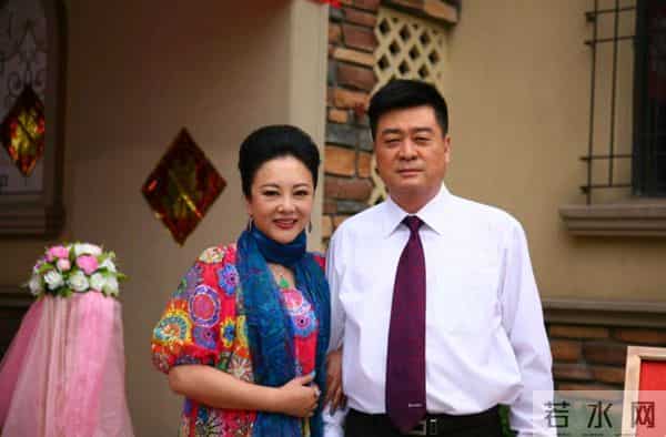 他出身京剧世家，却娶单身妈妈为妻，没有亲生孩子也过得幸福不已