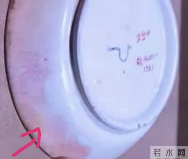 北京故宫传世汝窑卷口洗一件口沿处呈现：色青带粉红