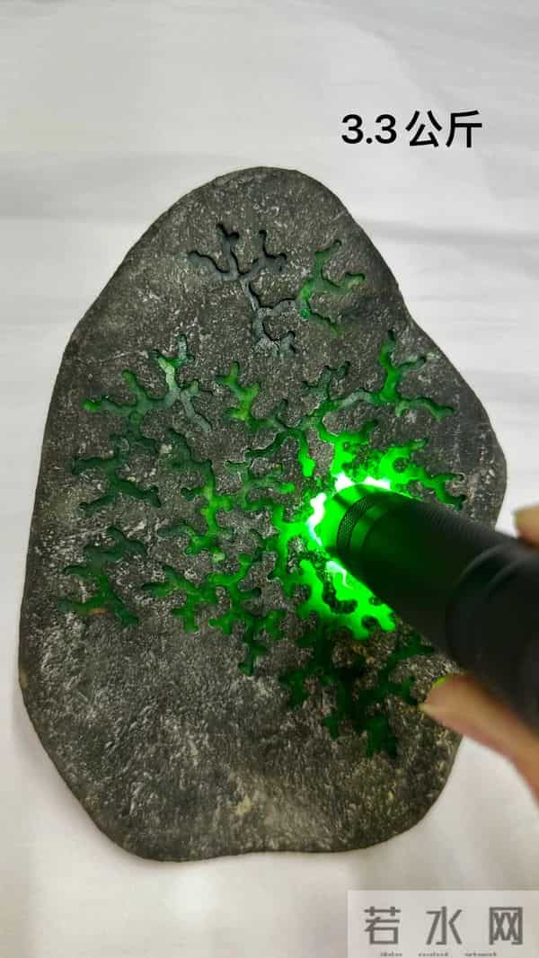 3.3公斤的“石头”里，藏着能照亮整个房间的帝王绿