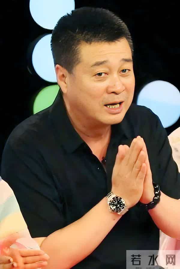 他出身京剧世家，却娶单身妈妈为妻，没有亲生孩子也过得幸福不已