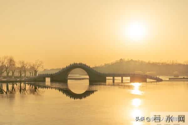 独处的最好境界：自己的快乐，不用经过任何人同意。