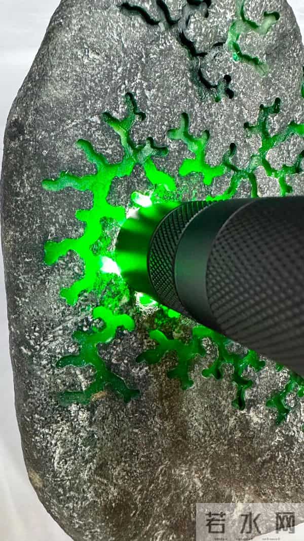 3.3公斤的“石头”里，藏着能照亮整个房间的帝王绿