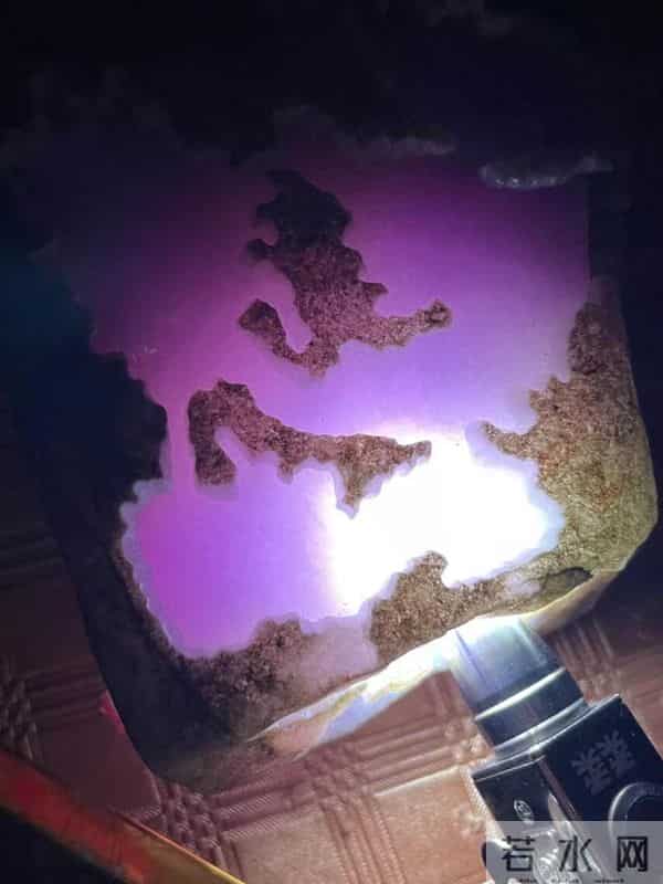 缅甸公盘 1280 万拿下木那原石：一刀切出玻璃种蓝紫，估值飙 8000 万