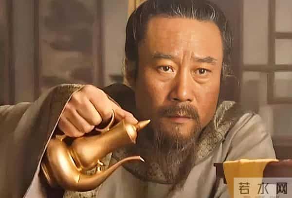 她是梁山第一女将，亲手杀了自己的丈夫，武松敬她，宋江却怕她