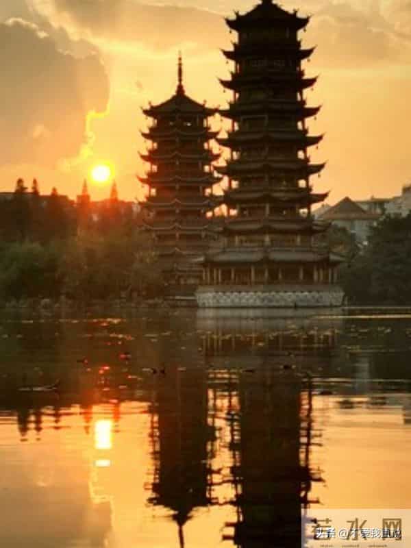 挑战全网绝世文笔-"描天描地描日月"你敢不敢来句封神的下联！