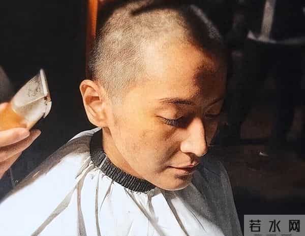 女权群体为什么，打自己打得最狠？剃光头宁愿丑也不愿被说媚男！