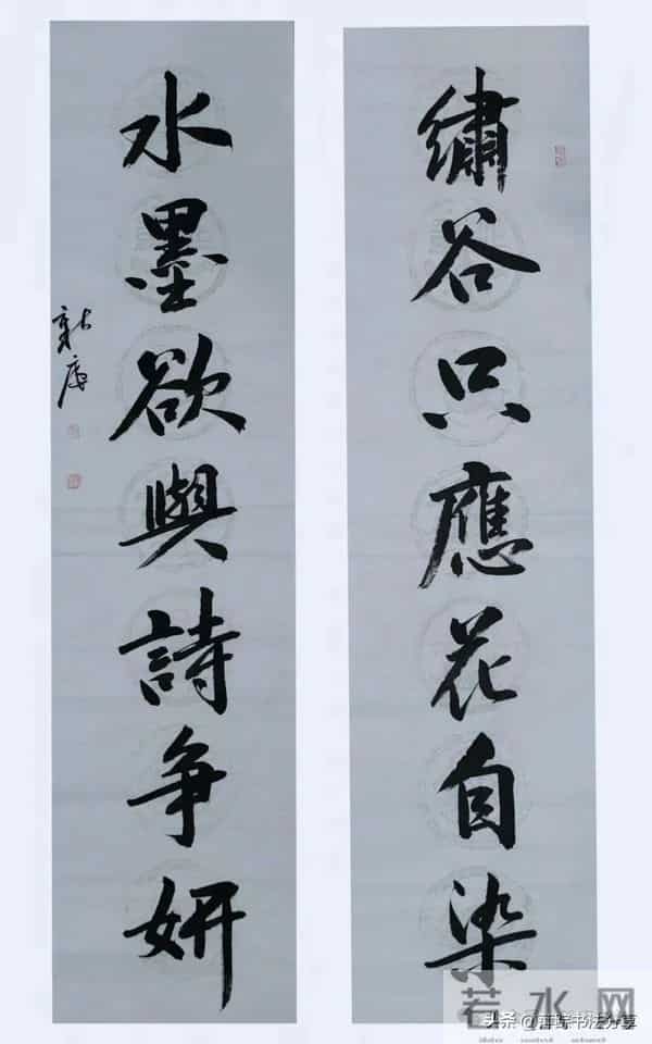 看这些楹联作品，能够理解书法人对古文化传统的执着