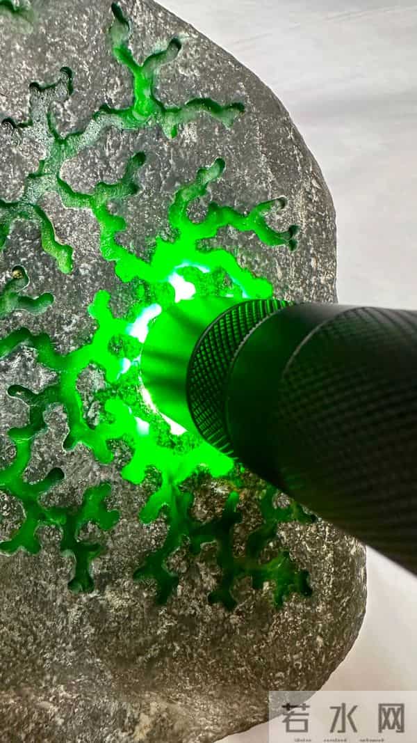 3.3公斤的“石头”里，藏着能照亮整个房间的帝王绿