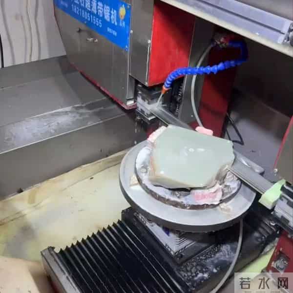 缅甸公盘 1280 万拿下木那原石：一刀切出玻璃种蓝紫，估值飙 8000 万