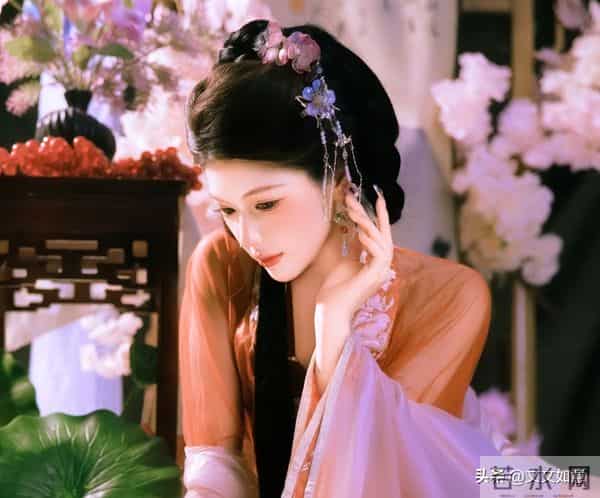 我的夫君向来心善，在听闻表妹丧夫后急得团团转，温声细语的安慰