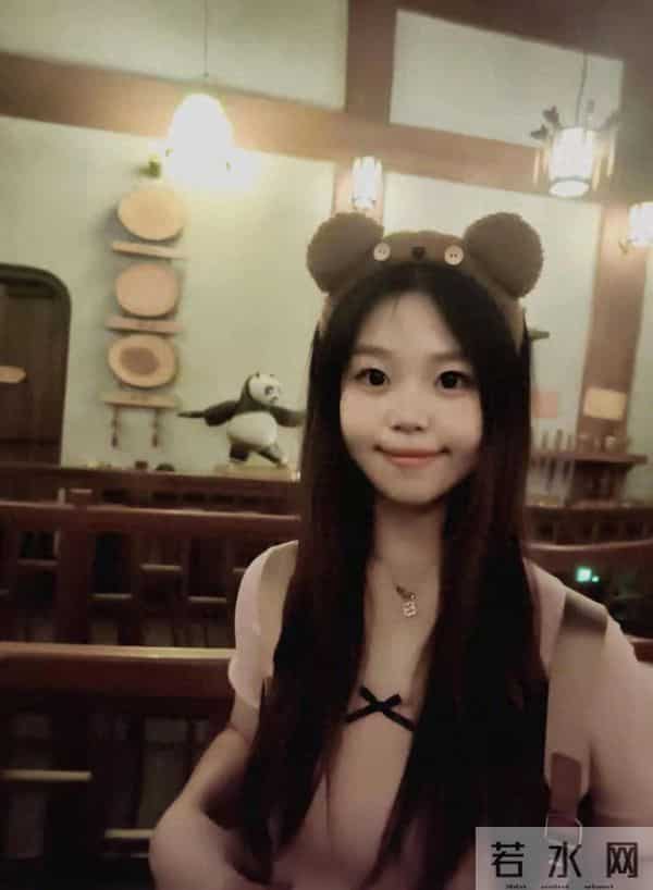 总裁妻子白月光回国让我去接机，我没闹，转头妻子公司便破产